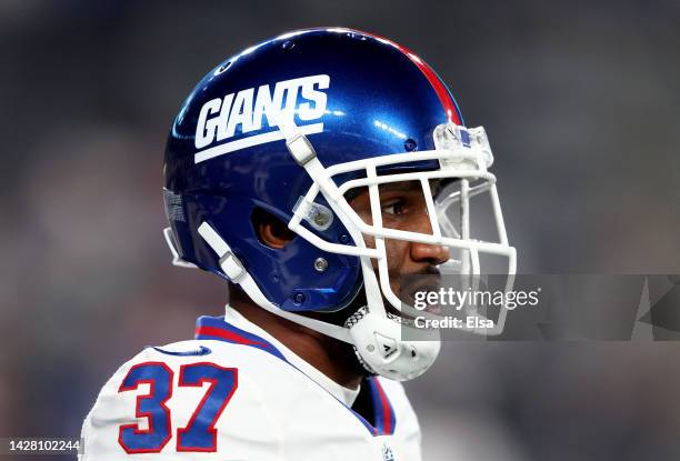 Fabian Moreau of the New York Giants warms up before the game against the Dallas Cowboys at MetLife Stadium on September 26, 2022 in East Rutherford,...