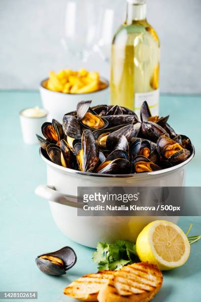 close-up of mussels in bowl on table - mexilhão imagens e fotografias de stock