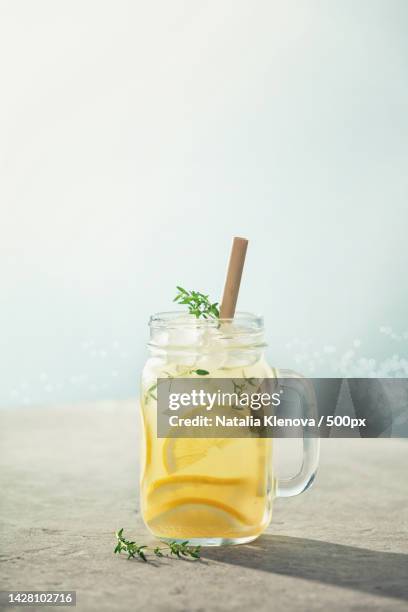 summer drink with lemon and rosemary - limonade stockfoto's en -beelden