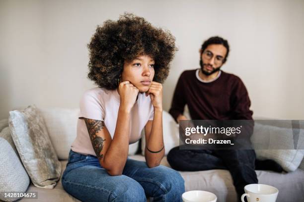 un couple multiracial de la génération y à la maison discute des difficultés relationnelles - rupture photos et images de collection