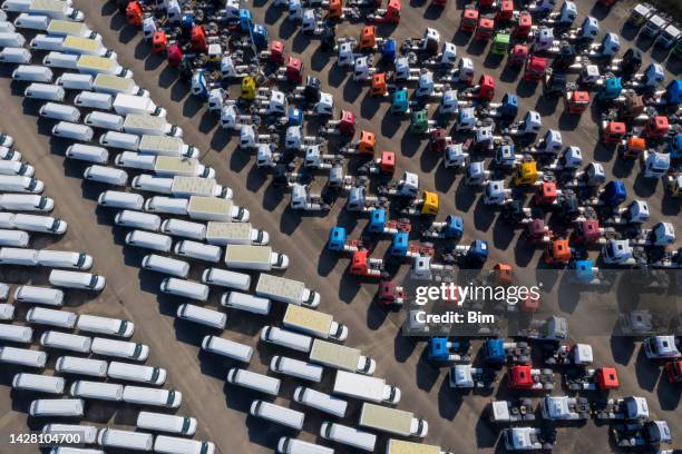 large group of trucks and delivery vans from above - cars parked in a row stock pictures, royalty-free photos & images