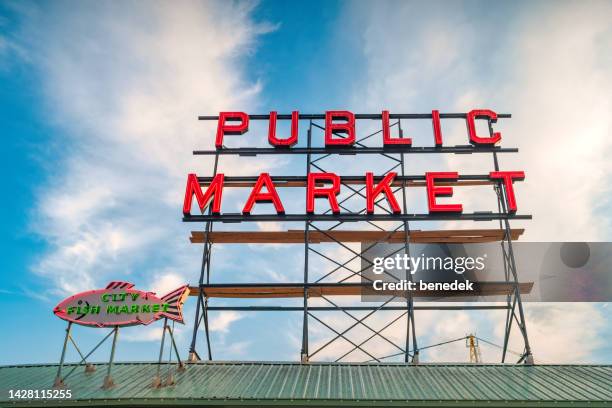 public pike place market sign seattle usa - pike place market sign stockfoto's en -beelden