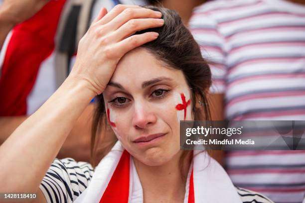 triste fan de football anglais portant le drapeau de l’angleterre autour du cou lors d’un match de l’équipe nationale - south american u 20 soccer women photos et images de collection