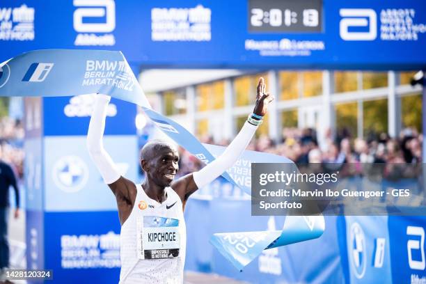 Eliud Kipchoge of Kenia celebrates his marathon world record at 2:01:09 during the 2022 BMW Berlin-Marathon on September 25, 2022 in Berlin, Germany.