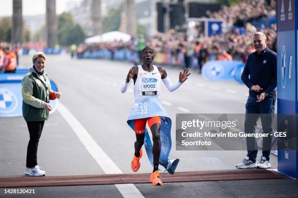 Eliud Kipchoge of Kenia celebrates his marathon world record at 2:01:09 during the 2022 BMW Berlin-Marathon on September 25, 2022 in Berlin, Germany.