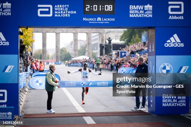 Eliud Kipchoge of Kenia celebrates his marathon world record at 2:01:09 during the 2022 BMW Berlin-Marathon on September 25, 2022 in Berlin, Germany.