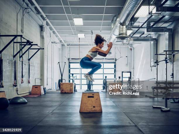 cross training donna in palestra - tough lady foto e immagini stock