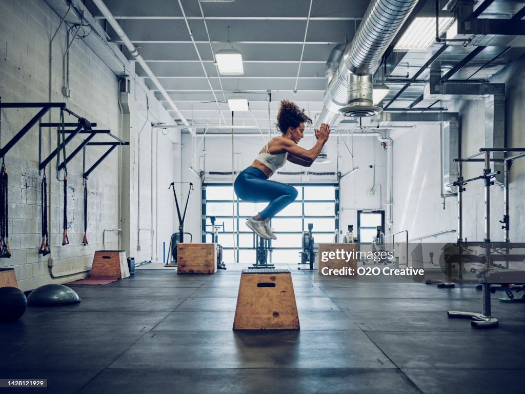 Mulher Cross Treinando em uma academia