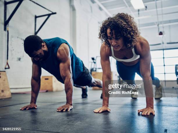 zwei-personen-cross-training in einem fitnessstudio - black female bodybuilder stock-fotos und bilder