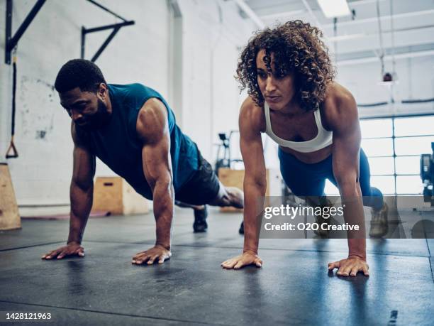 two people cross training in a gym - muscular black guy stock pictures, royalty-free photos & images