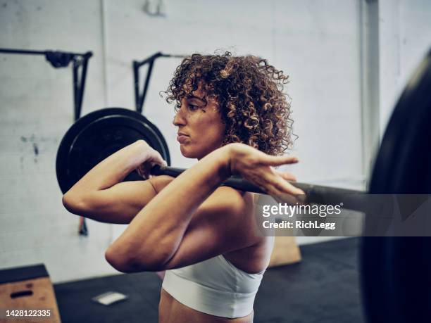 woman cross training in a gym - black female bodybuilder stock pictures, royalty-free photos & images