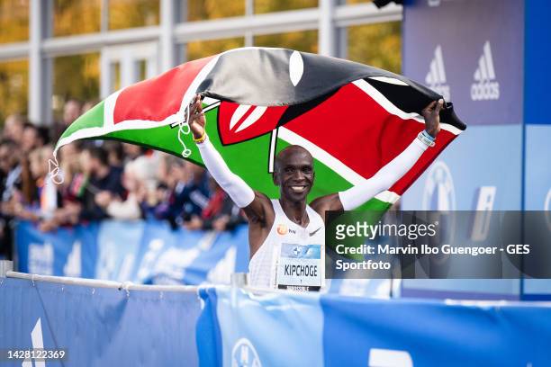 Eliud Kipchoge of Kenia celebrates his marathon world record at 2:01:09 during the 2022 BMW Berlin-Marathon on September 25, 2022 in Berlin, Germany.