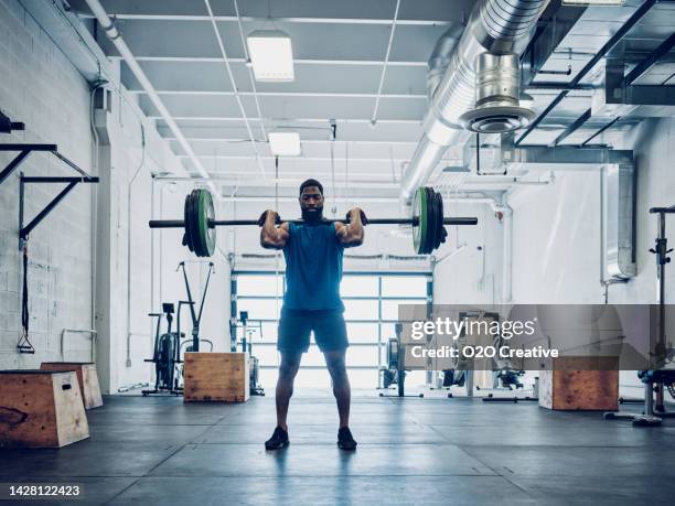 man cross training in a gym - tyngdlyftning bildbanksfoton och bilder