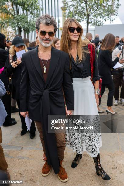 Elle MacPherson and guest attend the Christian Dior Womenswear Spring/Summer 2023 show as part of Paris Fashion Week on September 27, 2022 in Paris,...