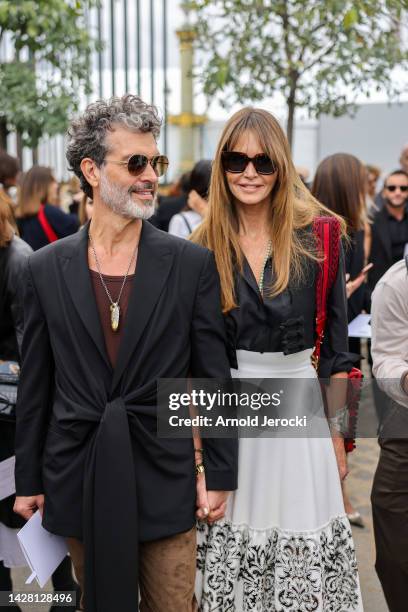 Elle MacPherson and guest attend the Christian Dior Womenswear Spring/Summer 2023 show as part of Paris Fashion Week on September 27, 2022 in Paris,...