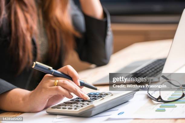 finance calculator - rente stockfoto's en -beelden