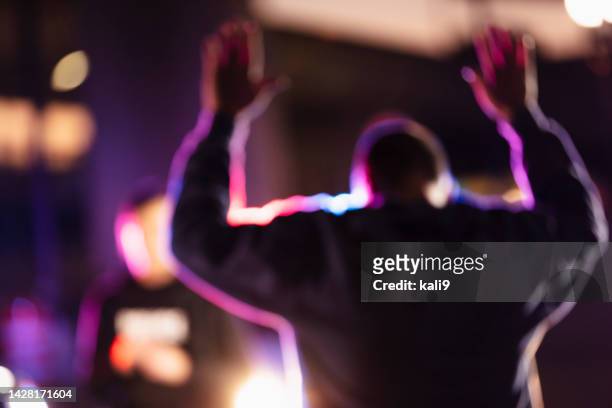 man surrendering to police at night - zich overgeven stockfoto's en -beelden