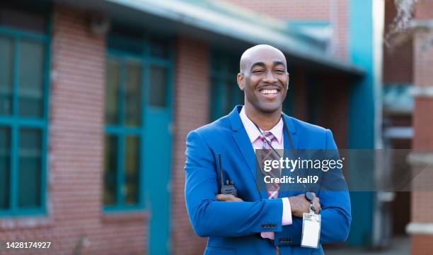 afroamerikanischer schulleiter außerhalb des gebäudes - school principal stock-fotos und bilder