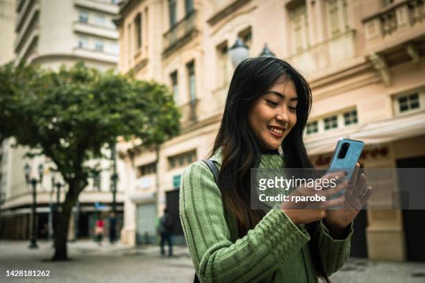 都心で携帯電話を使う女性 - クリティバ ストックフォトと画像