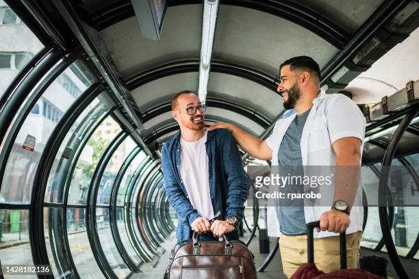 coppia gay alla stazione degli autobus - curitiba foto e immagini stock