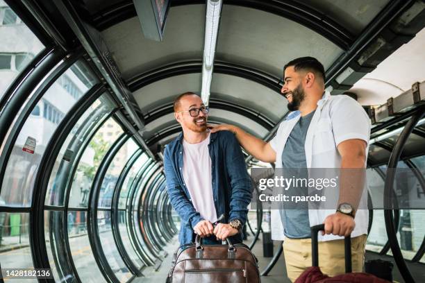 gay couple at the bus station - curitiba stockfoto's en -beelden