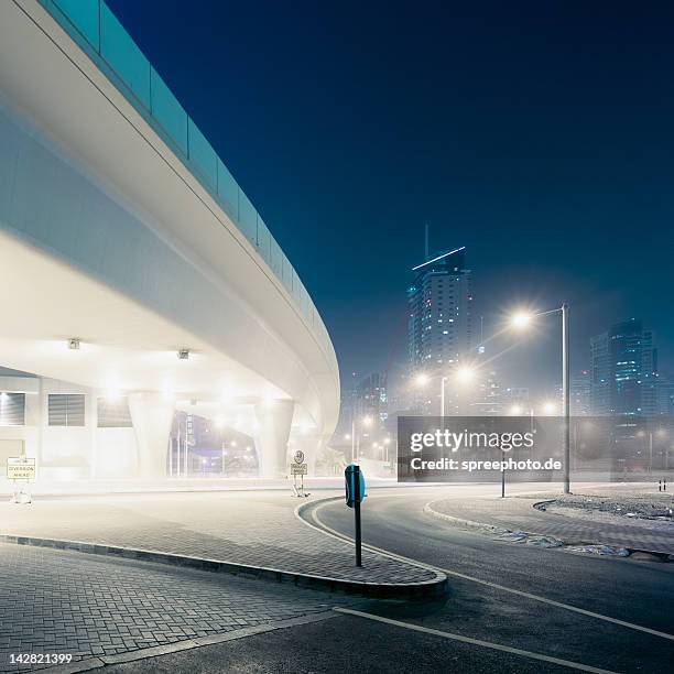 bridge with cityscape of dubai - urban square city night stock-fotos und bilder