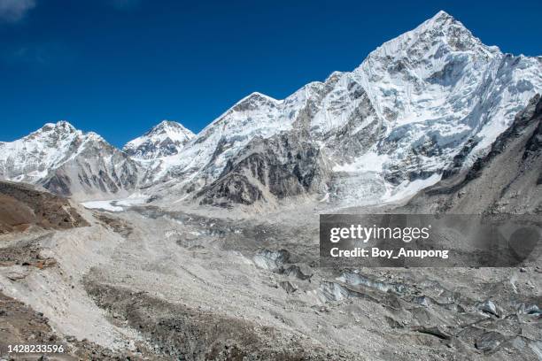 beautiful landscape of mt.everest and khumbu glacier on the way to everest base camp, nepal. - mt everest base camp stock pictures, royalty-free photos & images