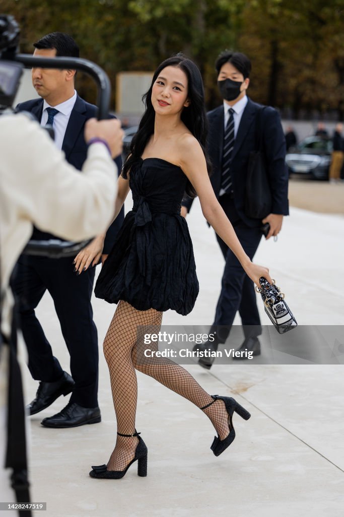 Street Style - Paris Fashion Week - Womenswear Spring/Summer 2023 : Day Two