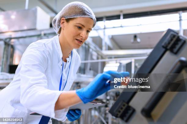 ingeniera trabajando en el mantenimiento de la planta embotelladora - galón fotografías e imágenes de stock