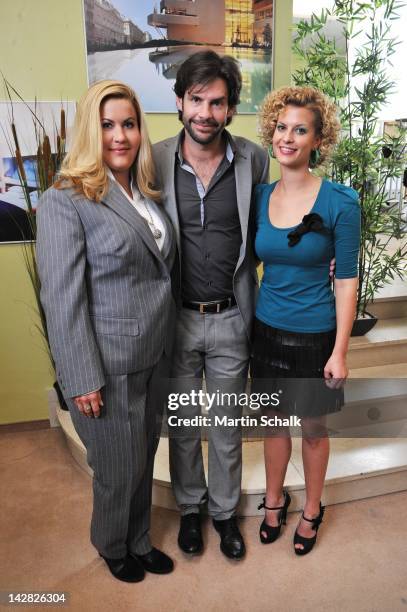 Manuel Witting, Wolke Hegenbarth and Theresa Underberg attend "Es Kommt Noch Dicker" Photocall at Motiv Hotel on April 13, 2012 in Vienna, Austria.