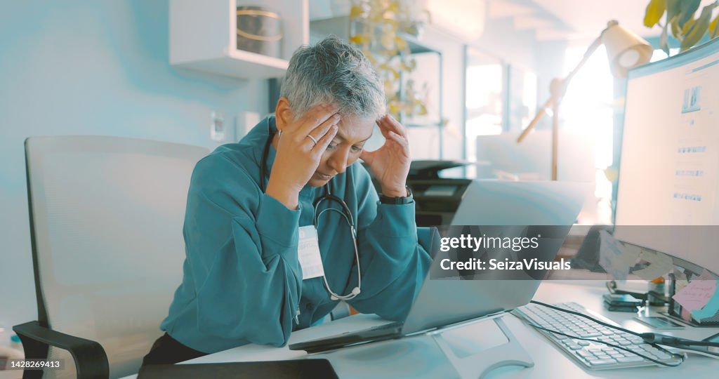 Traurige, Kopfschmerzen oder Burnout Ärztin Frau im Büro Technologie für Telemedizin Stress, Online-Problem oder medizinisches Versagen. Müde, traurige oder frustrierte leitende Krankenschwester für psychische Gesundheitsrisiken und Arbeitsmanagement