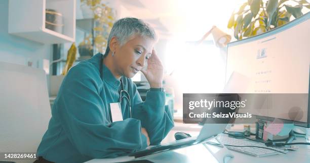 Doctor Crying Over Computer Doctor Computer Stress Photos and Premium High Res Pictures - Getty Images