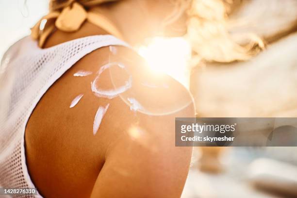 le soleil de la lotion solaire! - lotion photos et images de collection