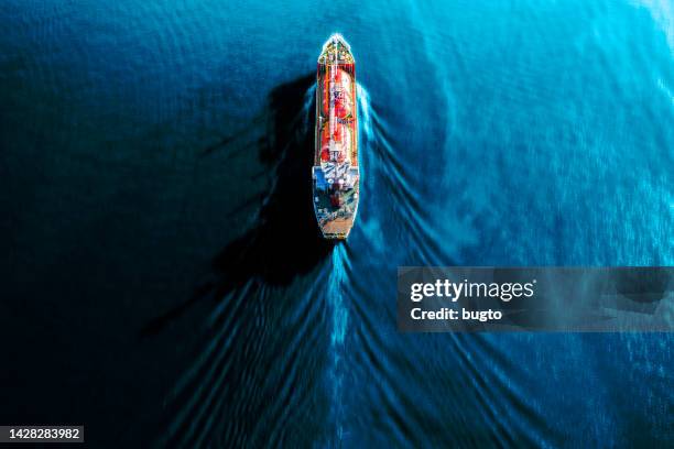 ship tanker delivery from refinery for transportation. - tanker stockfoto's en -beelden