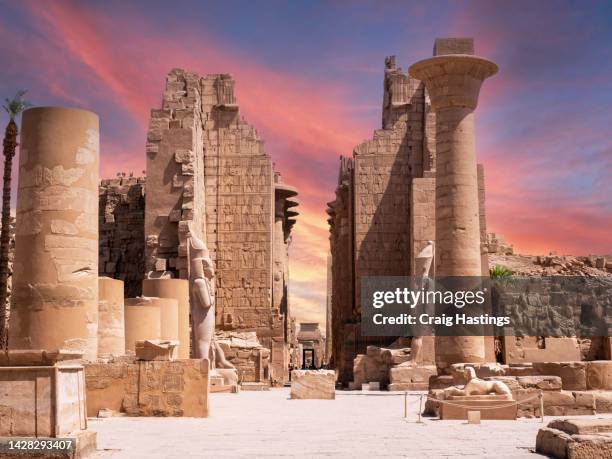 karnak temple - huge temple site with preserved ancient ruins & over 200 structures, including giant amen-ra temple. luxor egypt ancient egyptian civilisation temple and hieroglyph carvings scene. - valle de los reyes fotografías e imágenes de stock