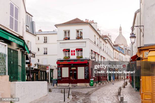 empty streets of montmartre early in the morning, paris, france - church color light paris stockfoto's en -beelden