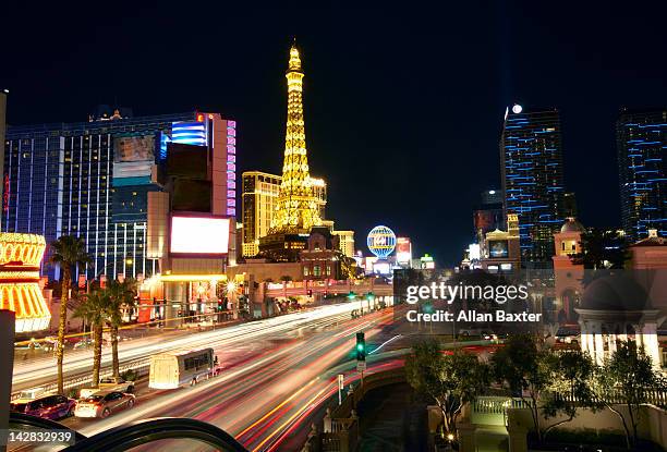 skyline of 'paris las vegas' - vegas stock-fotos und bilder