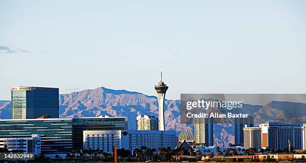 skyline of las vegas - las vegas strip exteriors stock-fotos und bilder