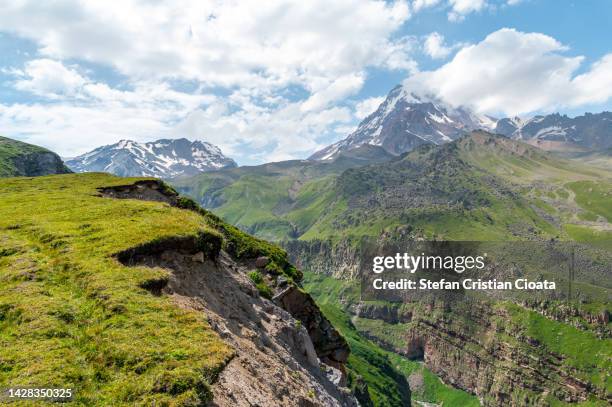 picturesque view of mount kazbek in the caucasian mountains, georgia - snow on grass imagens e fotografias de stock