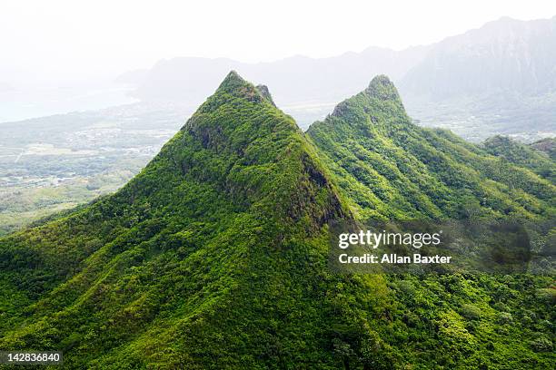 aerial view of oahu - green hills fotografías e imágenes de stock