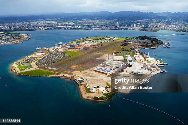 aerial view of pearl harbor - base militaire photos et images de collection