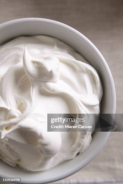 overhead of a bowl of whipped cream - slagroom stockfoto's en -beelden