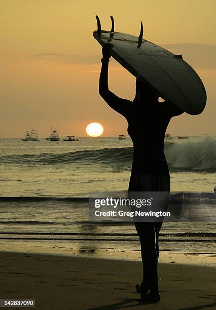 surfergirl - playa tamarindo - fotografias e filmes do acervo