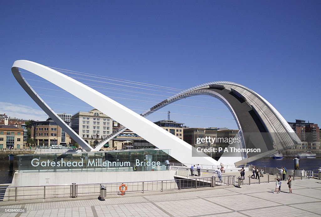 Gateshead Millennium Bridge, Newcastle on Tyne, Tyne and Wear, England