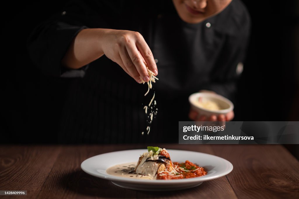 Nahaufnahme der Köchin im Restaurant schmückt das Essen