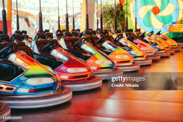 autos tamponneuses vides à l’oktoberfest à munich, allemagne - auto tamponneuse photos et images de collection