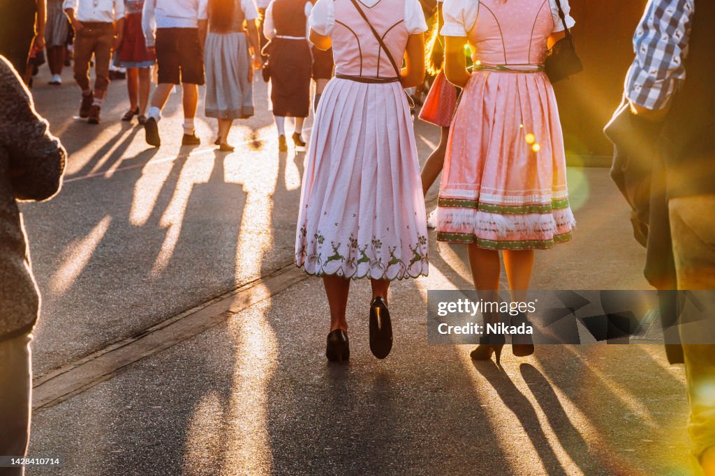 Frau in bayerischer Kleidung beim Bierfest in München