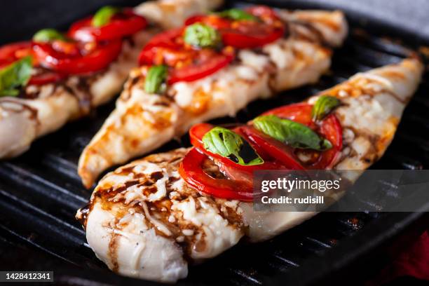 caprese chicken - seared stockfoto's en -beelden