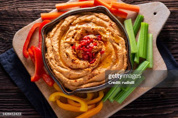 hummus de pimiento rojo - pimiento rojo asado fotografías e imágenes de stock