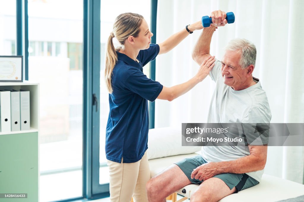 Fisioterapia, condicionamento físico e idoso com enfermeira ajudam a treinar músculos do braço para cuidados de saúde, treino e apoio. Exercício, consultoria e cuidador médico esticando paciente sênior para reabilitação
